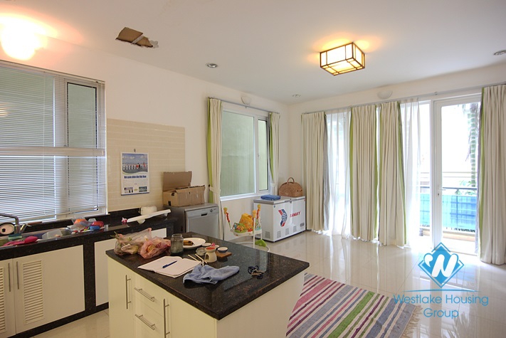 Splendid villa for rent on the lake in Tay Ho, Hanoi 